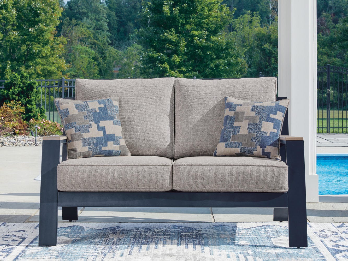 East Beach Loveseat w/Cushion