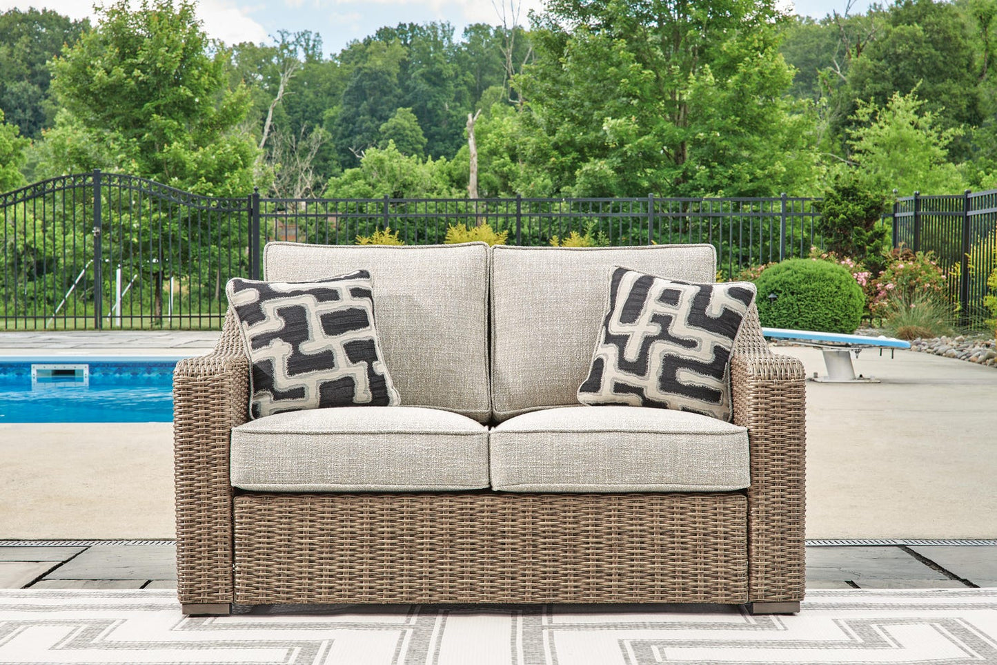 Beachcroft Loveseat w/Cushion